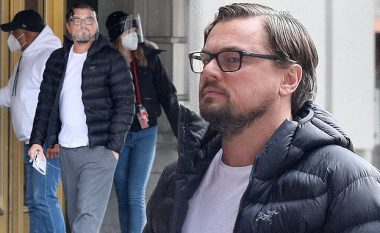 Leonardo DiCaprio fotografohet me një maskë mbrojtëse gjatë xhirimeve, teksa do të luajë profesorin në filmin e ri komedi