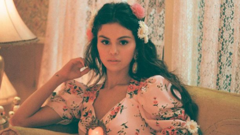 Selena Gomez publikon këngën “De Una Vez” në gjuhën spanjolle