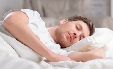 Gjumi i pamjaftueshëm apo gjumi i tepërt e bën zemrën më të vjetër se njeriu? Ja sa duhet të flini