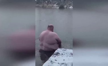 Një burrë hyn në një pellg të ngrirë për 20 euro, pamjet janë qesharake