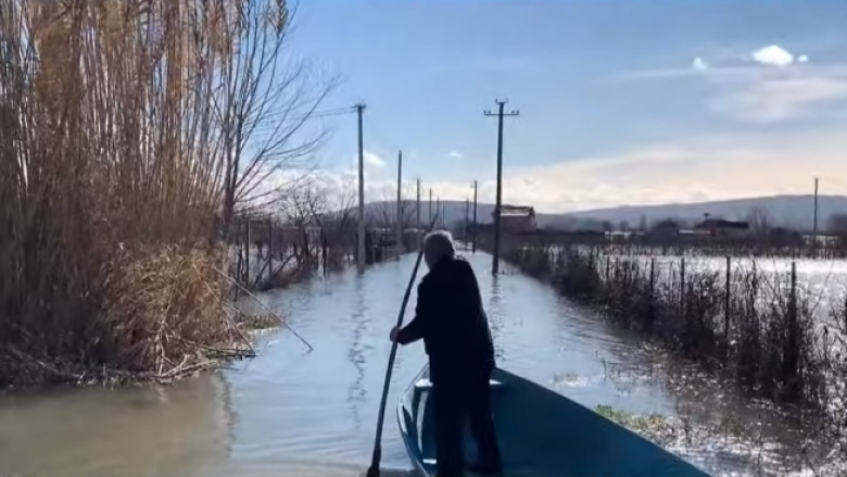 Përmbytjet në Shkodër, varkat janë kthyer në mjet të domosdoshëm për banorët