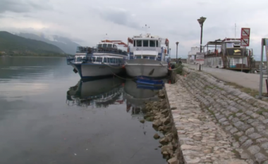 Niveli i ulët i ujit të liqenit të Ohrit, problem për pronarët e varkave