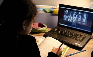Tri shkolla në Viti kalojnë në mësim online