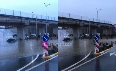 Vetura ngec në nënkalimin e vërshuar nga të reshurat e shiut në Ferizaj