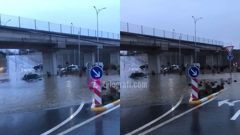 Vetura ngec në nënkalimin e vërshuar nga të reshurat e shiut në Ferizaj