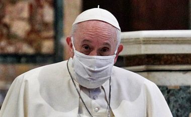 Papa kritikoi të gjithë ata që shkuan për pushime në mes të masave