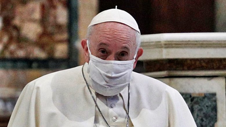 Papa kritikoi të gjithë ata që shkuan për pushime në mes të masave