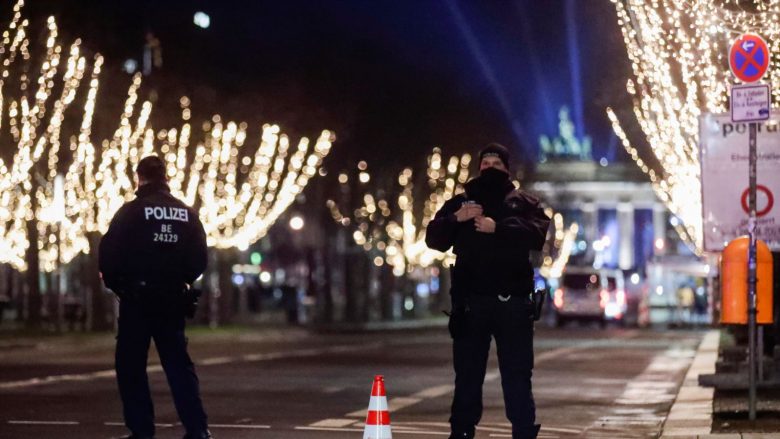 Shumë shtete ashpërsojnë masat kundër pandemisë pas përhapjes së variantit të ri të COVID-19