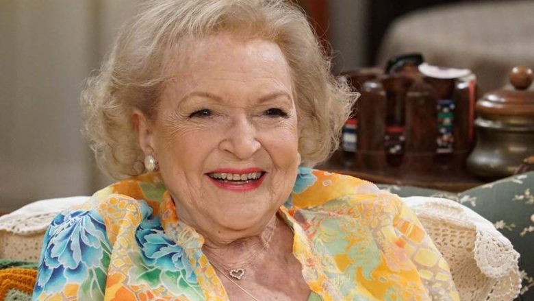 Betty White festoi ditëlindjen e 99-të