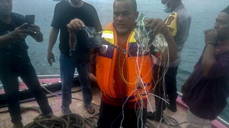 Zhdukja e aeroplanit me dhjetëra pasagjerë, zyrtarët lokalë thonë se janë gjetur rrënoja në ujërat në veri të Xhakartës në Indonezi