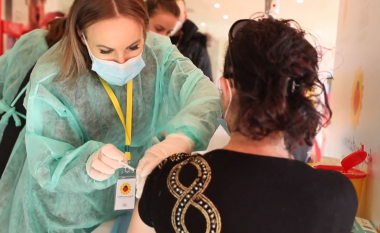 Nis vaksinimi i stafit të pediatrisë në Shqipëri