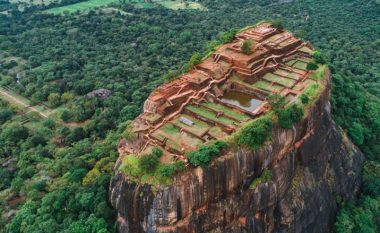 Kopshte luksoze, pishina, shatërvanë dhe 500 konkubina: Qyteti antik në majë të një shkëmbi – Sigiriya
