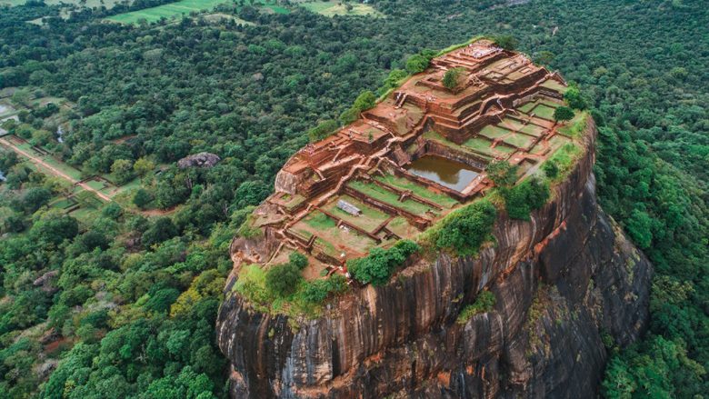 Kopshte luksoze, pishina, shatërvanë dhe 500 konkubina: Qyteti antik në majë të një shkëmbi – Sigiriya
