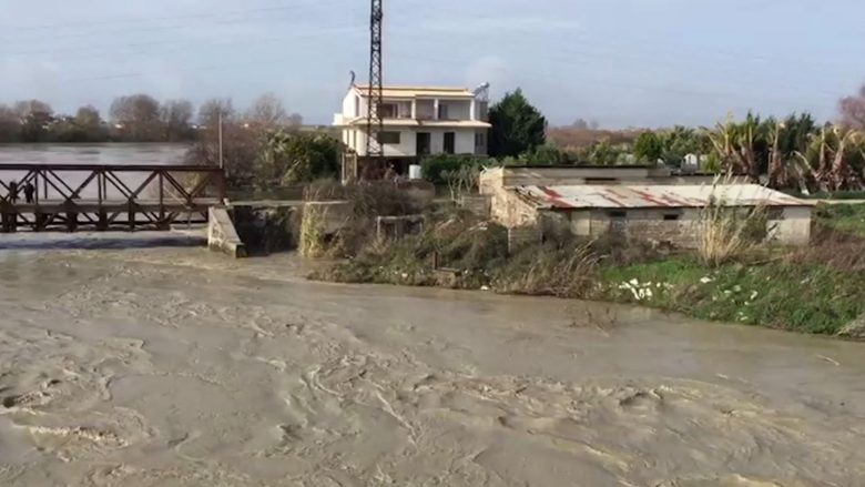 Situata me përmbytjet: Në 24 orët e ardhshme do të ketë më pak reshje, më kritike situata në 11 janar