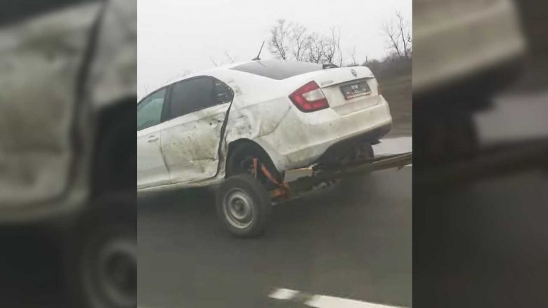 Nuk do t’u besoni syve se si një shofer e ka vozitur veturën e prishur