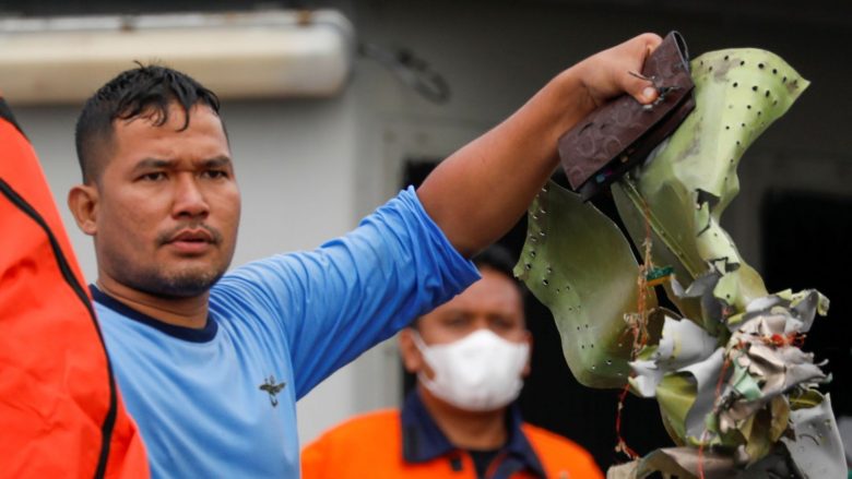 Gjendet kutia e zezë e aeroplanit që u përplas në det në Indonezi