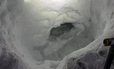 Adoleshenti i zhdukur ndërtoi një shpellë bore për të mbijetuar derisa arritën ekipet e shpëtimit