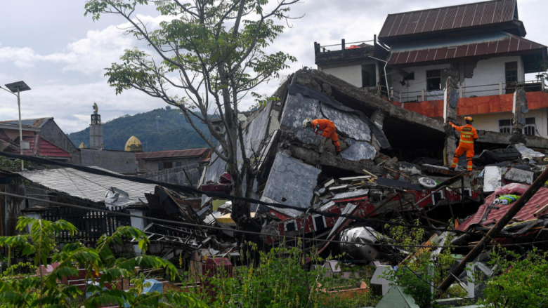 Shkon në 73 numri i viktimave nga tërmeti në Indonezi