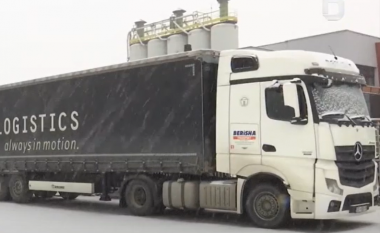 Kamionët nga Kosova nuk po lejohen të futen në Serbi, transportuesit po pësojnë humbje të mëdha