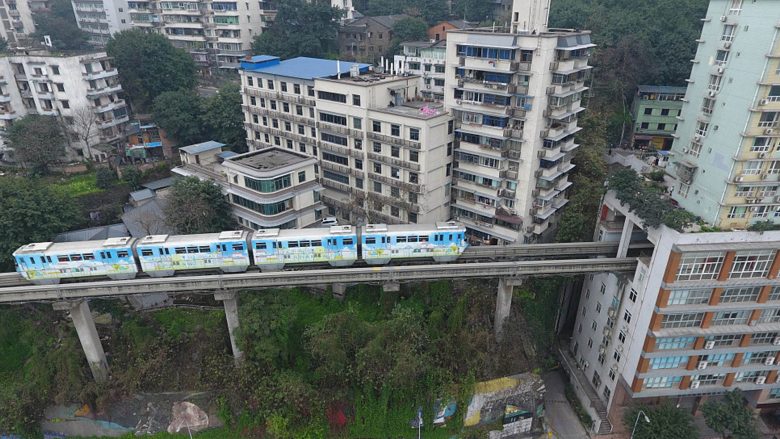 Treni i cili kalon drejtpërdrejt nëpër objektin e banimit është bërë atraksion botëror