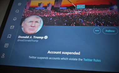 Twitter ia pezullon përgjithmonë llogarinë Donald Trumpit