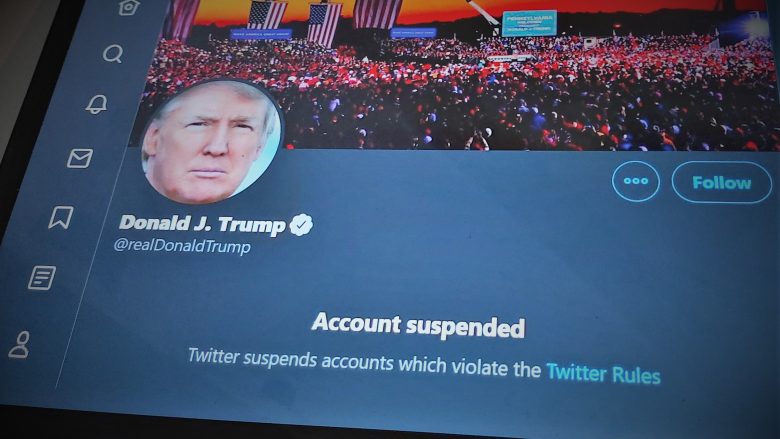 Twitter ia pezullon përgjithmonë llogarinë Donald Trumpit