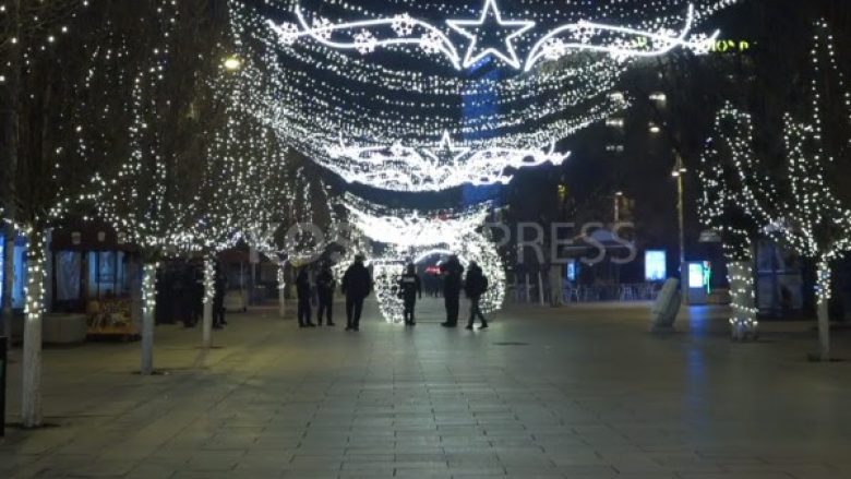 Qytetarët festojnë në shtëpi, në sheshet e Prishtinës vetëm Policia e Kosovës