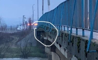 Ura në fshatin Rogovë rrezikon të shembet