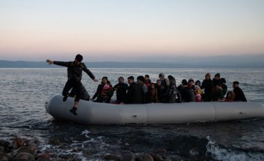 Autoritetet shqiptare shpëtojnë 55 migrantë të bllokuar në det