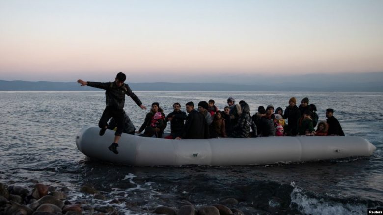 Autoritetet shqiptare shpëtojnë 55 migrantë të bllokuar në det