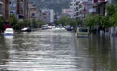 Përmbytje gjatë natës në Vlorë, evakuohen 10 familje