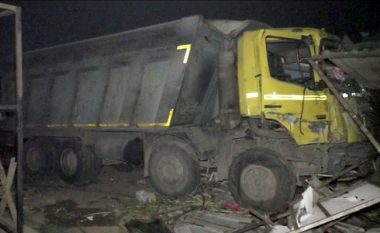 Kamioni shkeli disa punëtorë ndërsa ishin duke fjetur në një rrugë në Indi – raportohet për 15 të vdekur