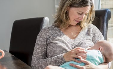 Ide për nënat: Tetë gjëra që mund të bëni gjatë ushqyerjes me gji të foshnjës tuaj