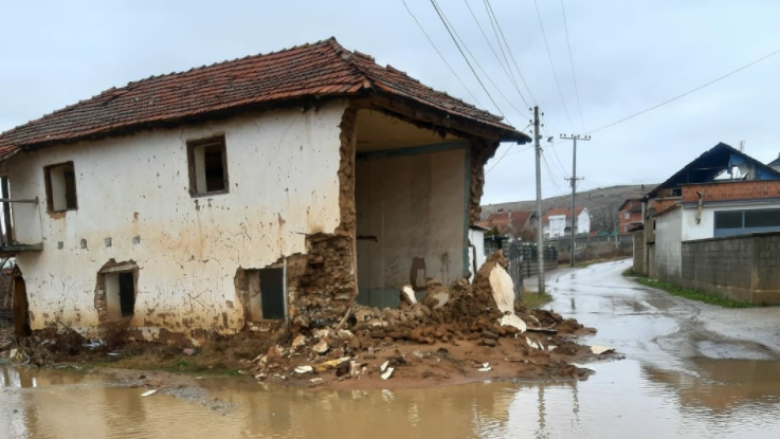 Reshjet e shiut dëmtojnë rëndë një xhami në Gjilan