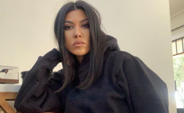 Kourtney Kardashian vishet me bikini ngjyrë ari, thekson fizikun e formësuar