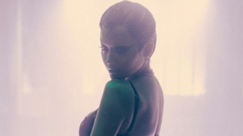 Rita Ora ngrit temperaturat me fotografitë provokuese të shkëputura nga klipi i ri