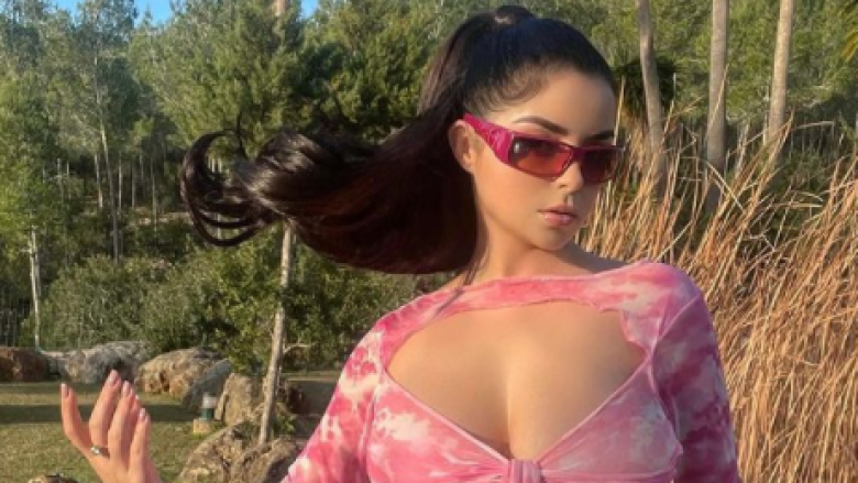 Demi Rose nuk lë askënd indiferent në pozat me bikini