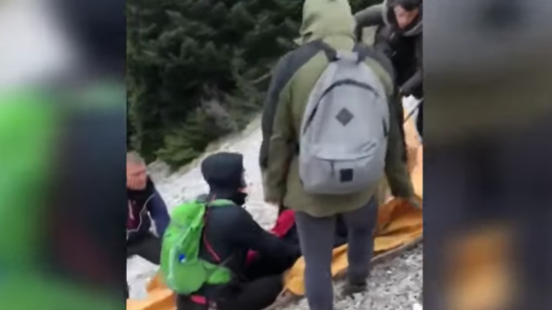 Bllokimi i 20 alpinistëve në malin e Murganës, pamje nga momenti kur mundohen të transportojnë të plagosurin