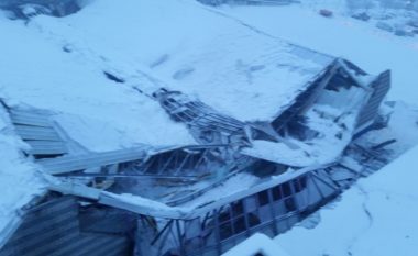 U shemb për shkak të borës, por çatia e “sheshit të akullt” nuk ishte “viktima” e parë e reshjeve të borës në Itali