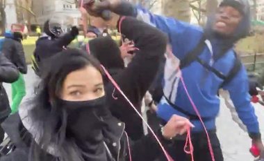 I hedhin sprej, e gjuajnë me vezë dhe ia thyejnë telefonin – arrestohen protestuesit që sulmuan gazetaren amerikane derisa po raportonte live