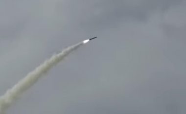 Pakistani teston raketën me rreze të shkurtër veprimi, “Babush” godet me precizitet të madh cakun nga 490 kilometra distancë 