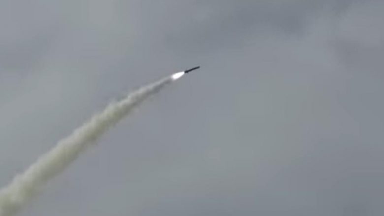 Pakistani teston raketën me rreze të shkurtër veprimi, “Babush” godet me precizitet të madh cakun nga 490 kilometra distancë 