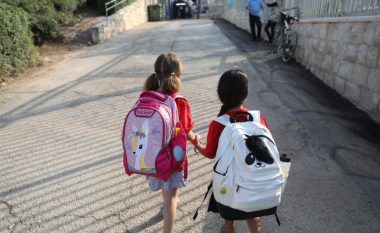 Izraeli fillon me hapjen e shkollave dhe kopshteve, zbutin masat pas shtatë javëve izolim