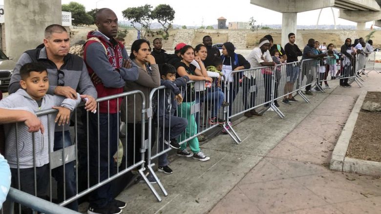 Administrata e Bidenit i lejon 25 mijë azilkërkues të futen në SHBA – hapen tri pikë kalimet kufitare me Meksikën