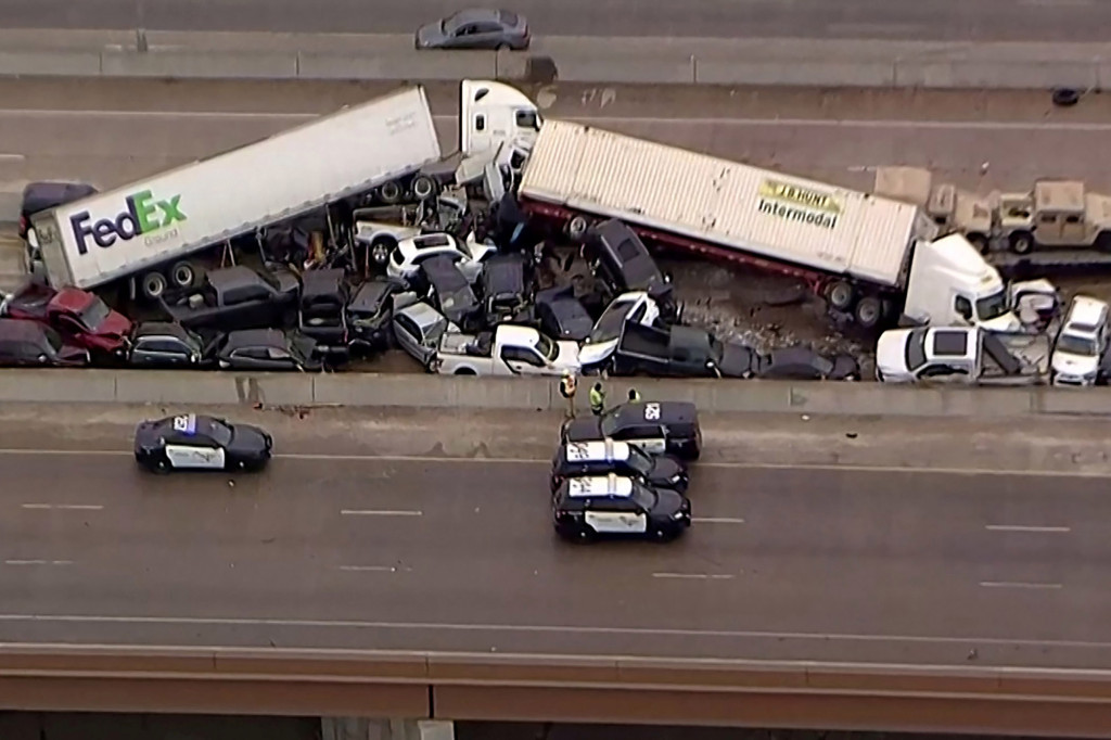 Momenti kur kamioni gjigant përplaset në vetura në Teksas, raportohet për gjashtë të vdekur dhe mbi 60 të lënduar