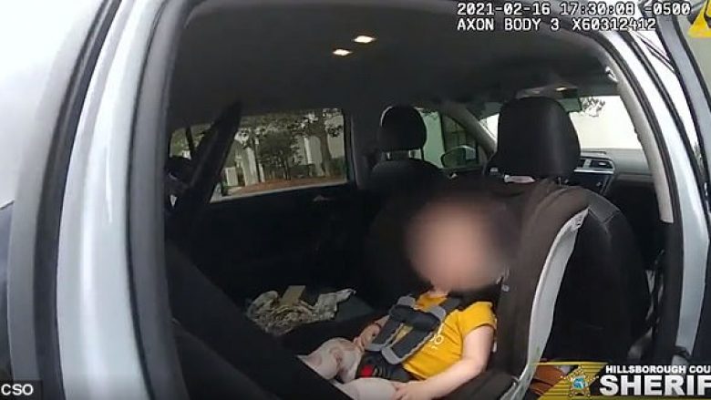 Momenti kur policët në Florida shpëtojnë njëvjeçaren e rrëmbyer, e gjejnë brenda veturës së vjedhur