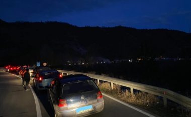Kolona të gjata në pikëkalimin kufitar mes Kosovës dhe Serbisë, në Jarinje pritje deri në mbi një orë