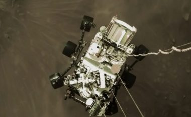 Aterimi në Mars, fotografitë tregojnë sondën Perserverance duke zbritur në Planetin e Kuq