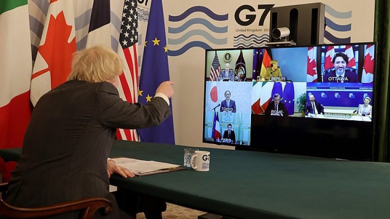 Johnson po fliste para liderëve të samitit G7, Merkel ia “ndërprenë” fjalën – kryeministri britanik me dozi humori i thotë se duhet ta fikë mikrofonin