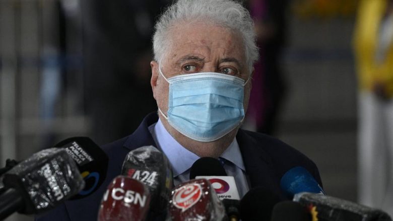 Skandali më vaksina i kushtoi me pozitë ministrit, presidenti argjentinas kërkon dorëheqjen e tij – u raportua për vaksinime pa rend